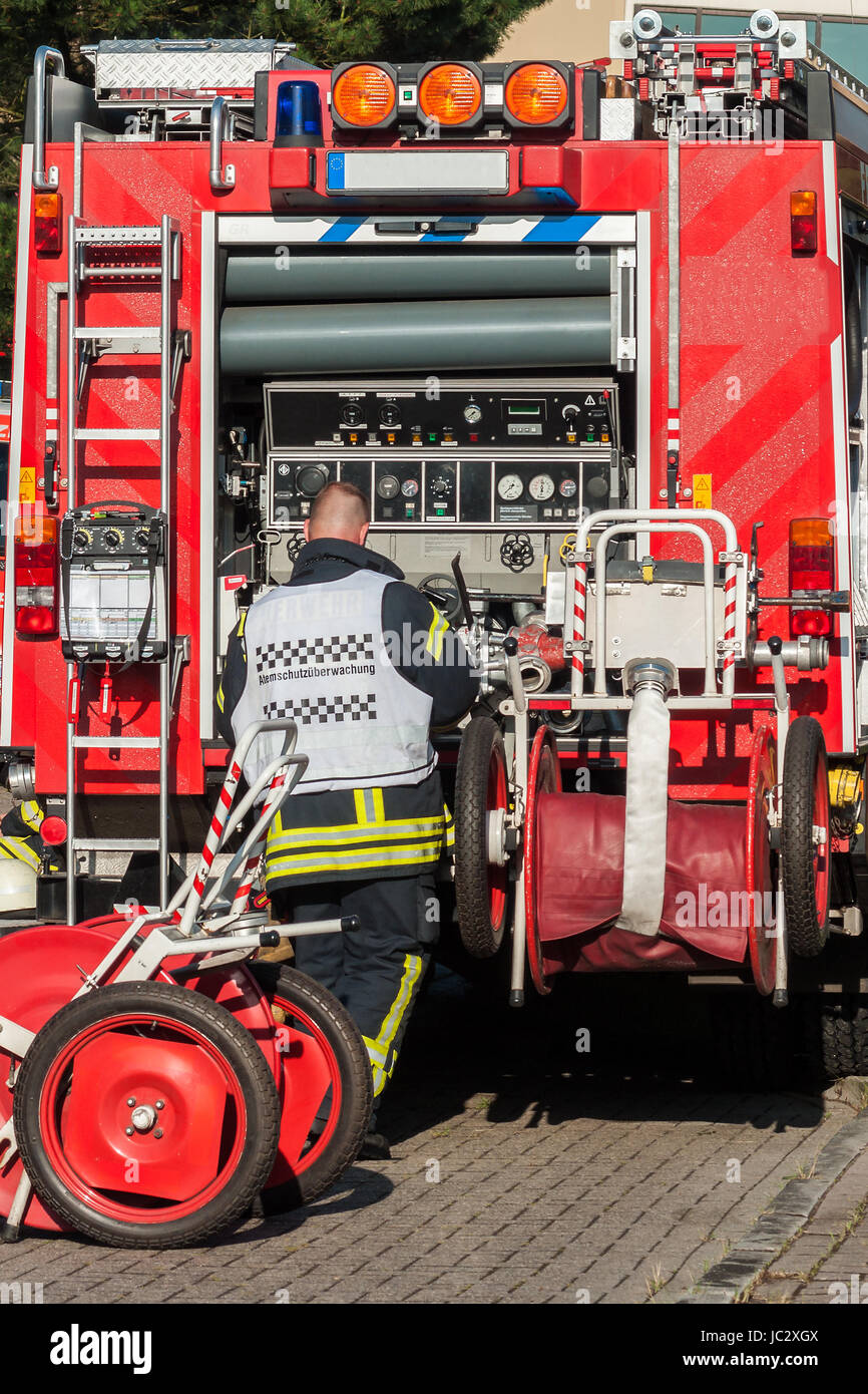Feuerwehrmann von der Atemschutzüberwachung vor seinem Dienstfahrzeug Stock Photo