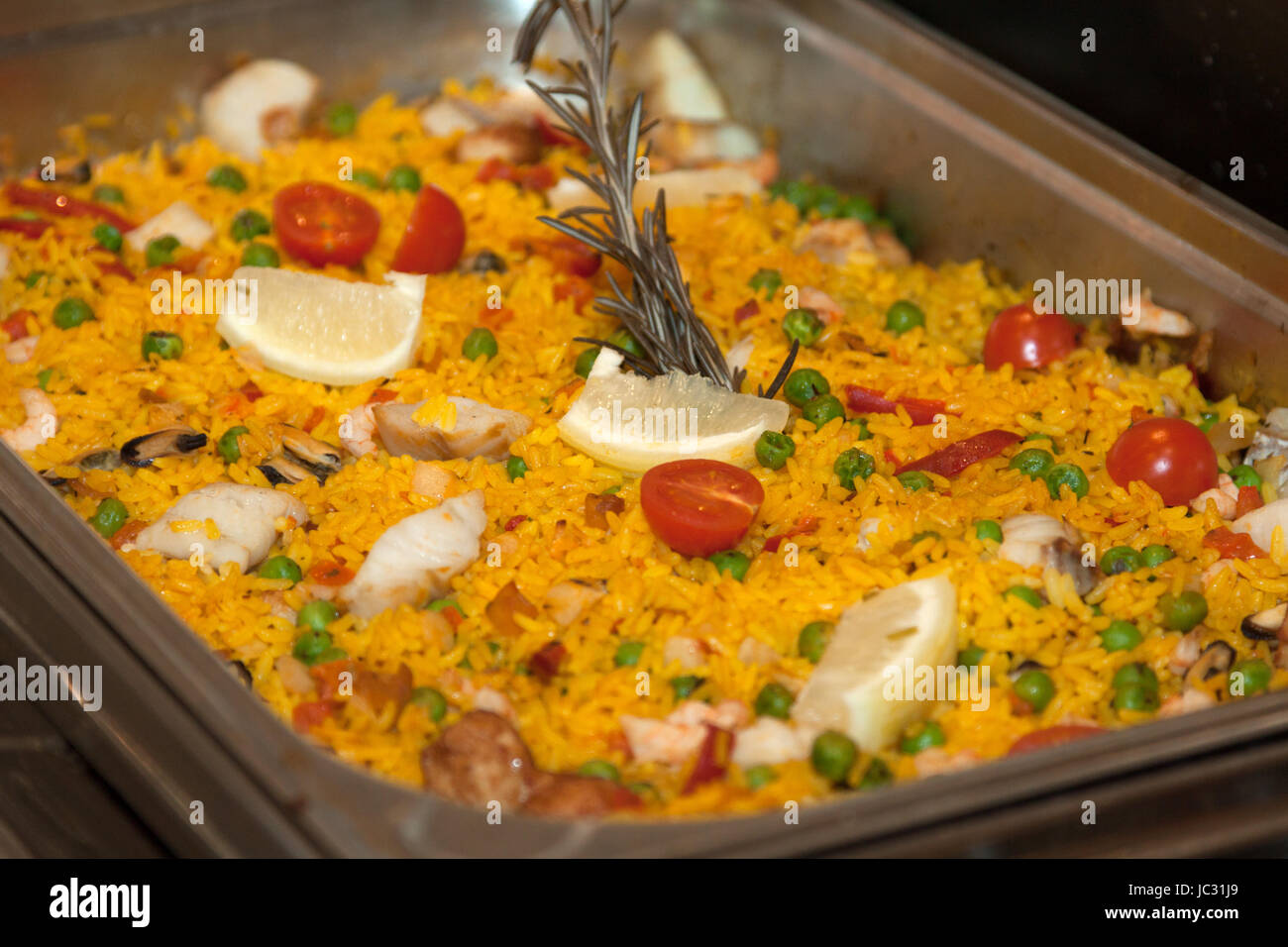 Reis mit Tomaten auf einem warmen Buffet Stock Photo - Alamy