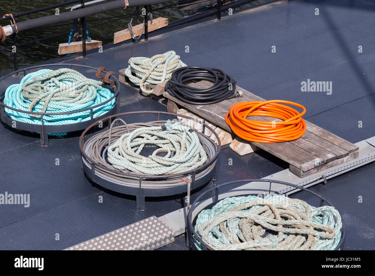 Eine geordnete Sammlung von Kabeln, Schläuchen und Seilen Stock Photo