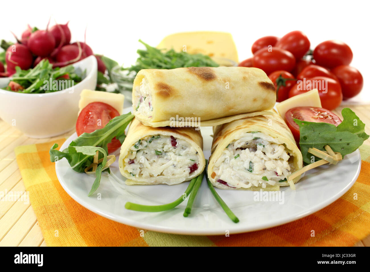 ein Crepe gefüllt mit Käse, Radieschen und Schnittlauch Stock Photo