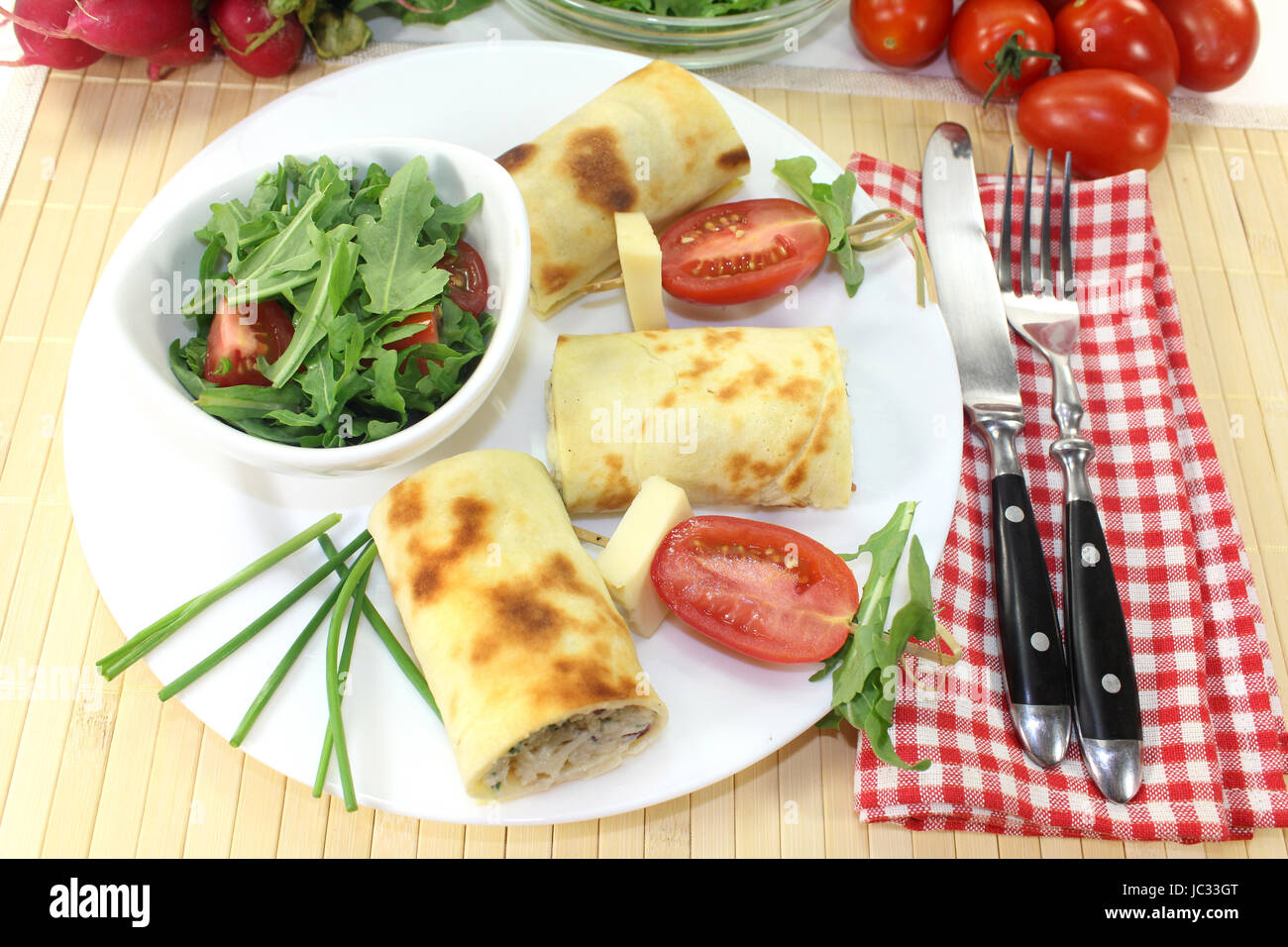 ein Crepe gefüllt mit Käse, Radieschen und Schnittlauch Stock Photo