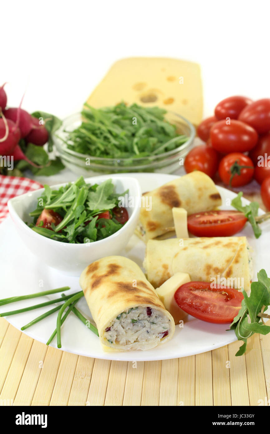 ein Crepe gefüllt mit Käse, Radieschen und Schnittlauch Stock Photo