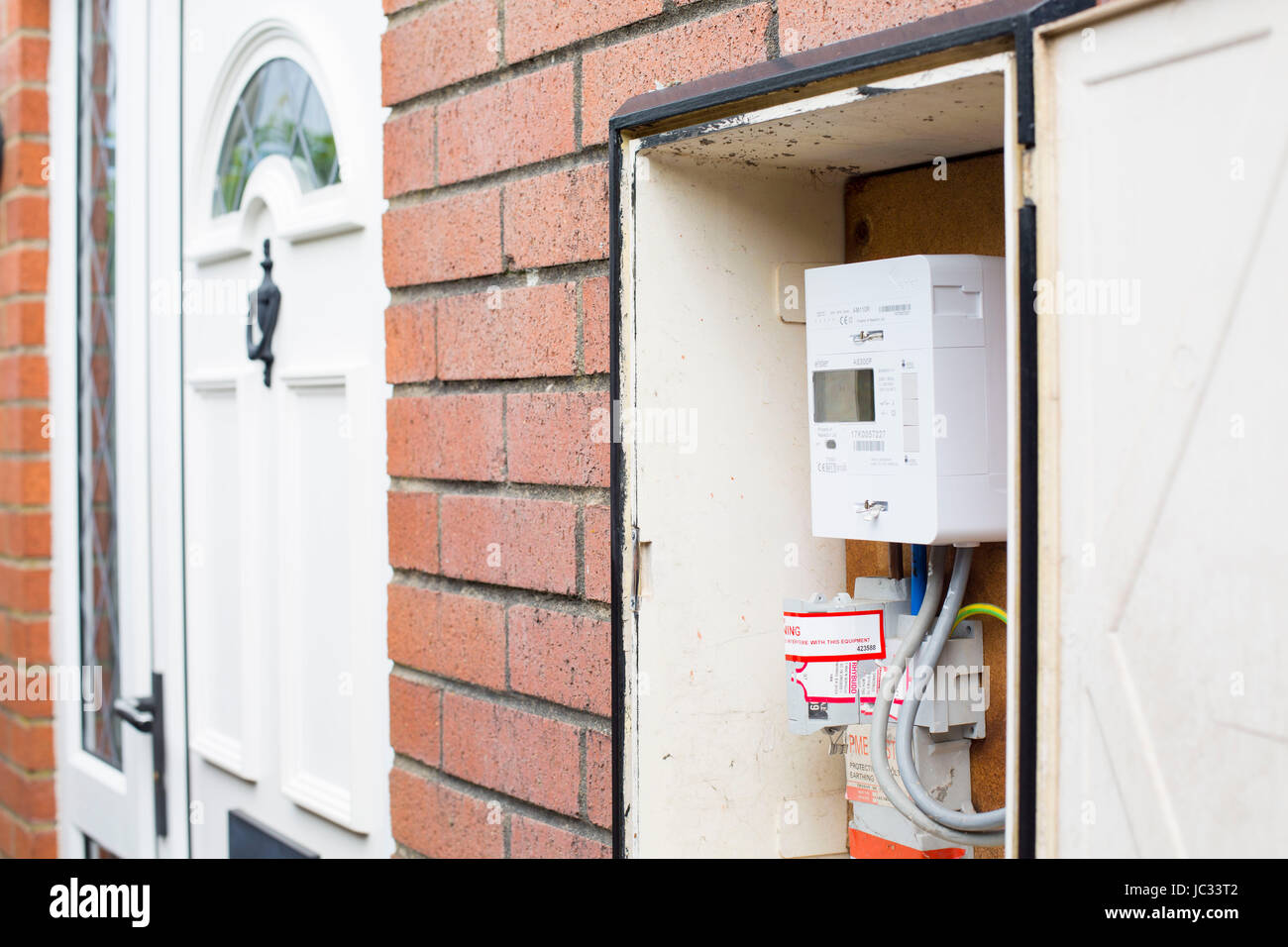 Blanc électrique Travail prise minuterie exploité maison intelligente  système contre le mur en bois à l'intérieur prix Vue de côté libre Photo  Stock - Alamy