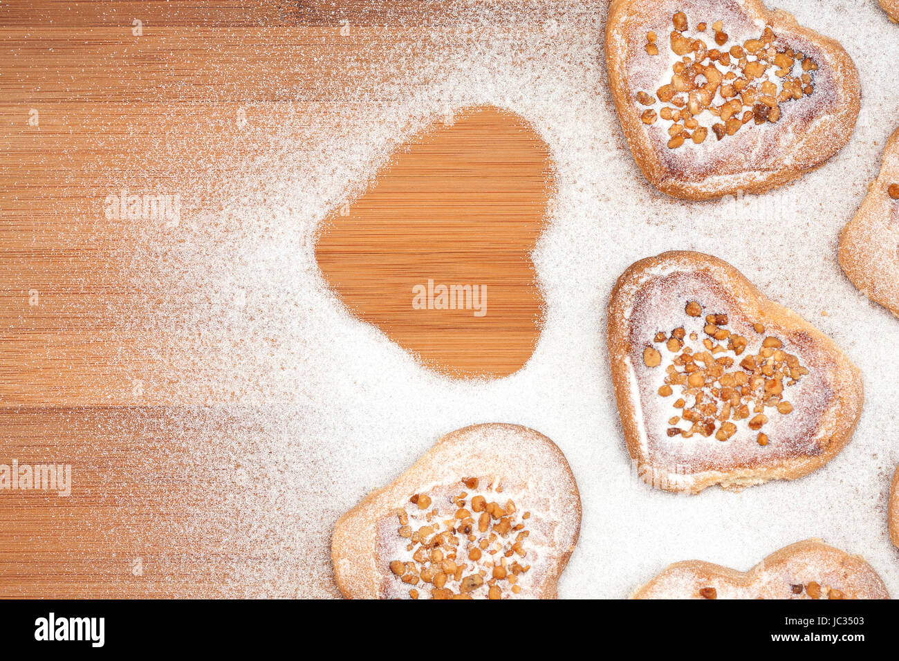 Kekse in Herzform auf Holzbrett Stock Photo