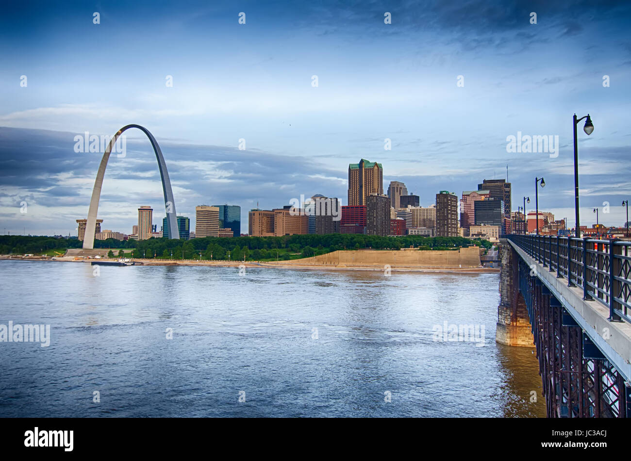 The st louis gateway arch hi-res stock photography and