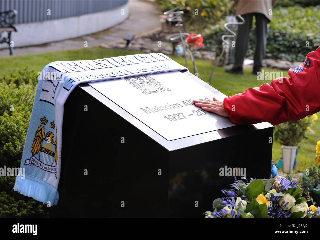 MALCOLM ALLISON MERORIAL MEMORIAL GARD MANCHESTER CITY CITY OF MANCHESTER STADIUM MANCHESTER ENGLAND 24 October 2010 Stock Photo