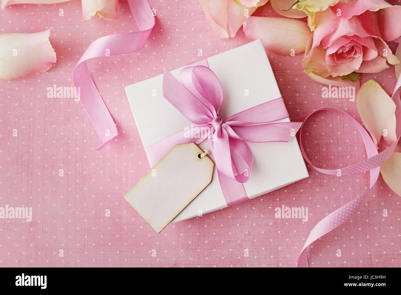 gift box with note, rose flowers Stock Photo Alamy