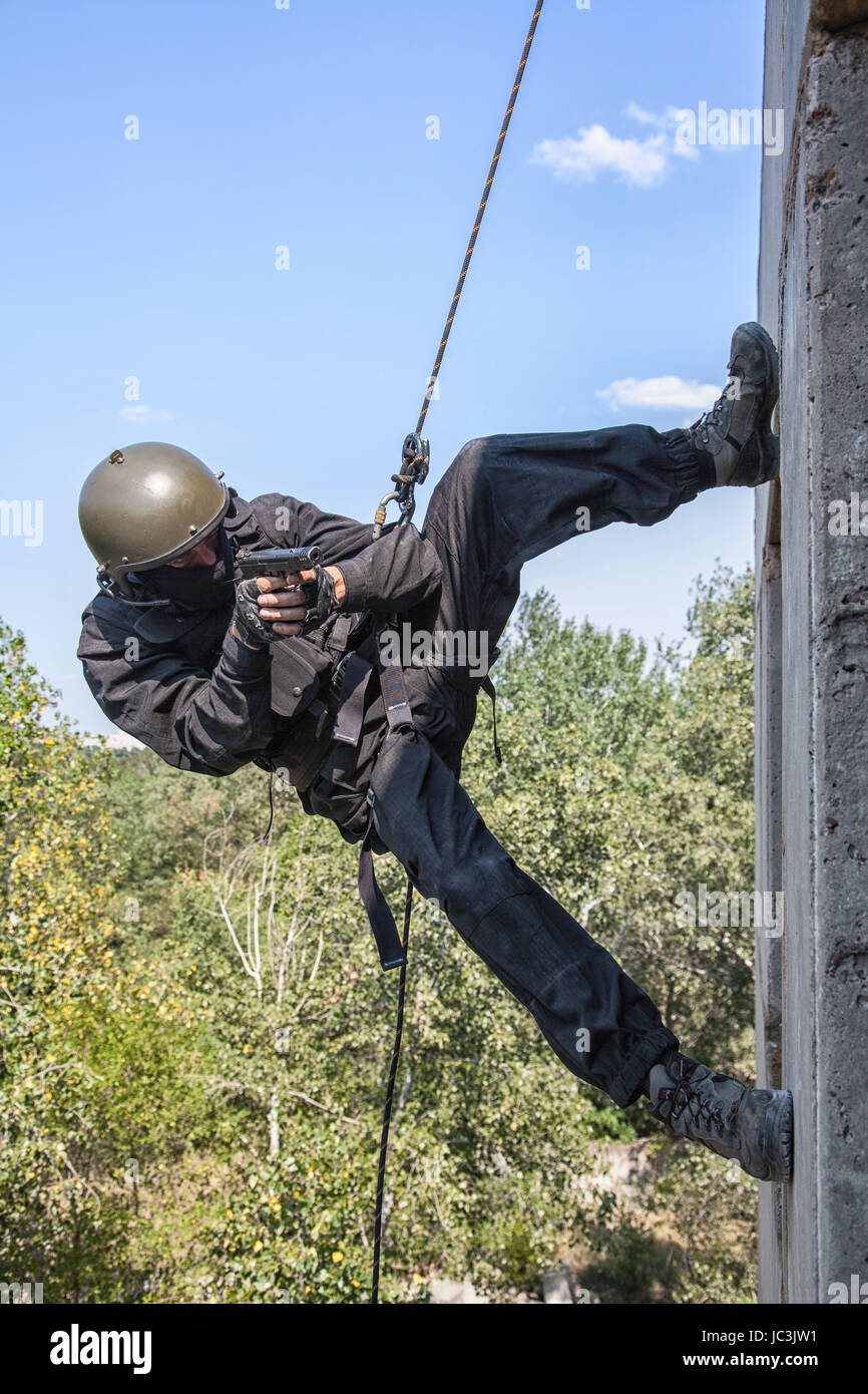 Spec ops soldier in face mask during rope exercises with weapons Stock ...