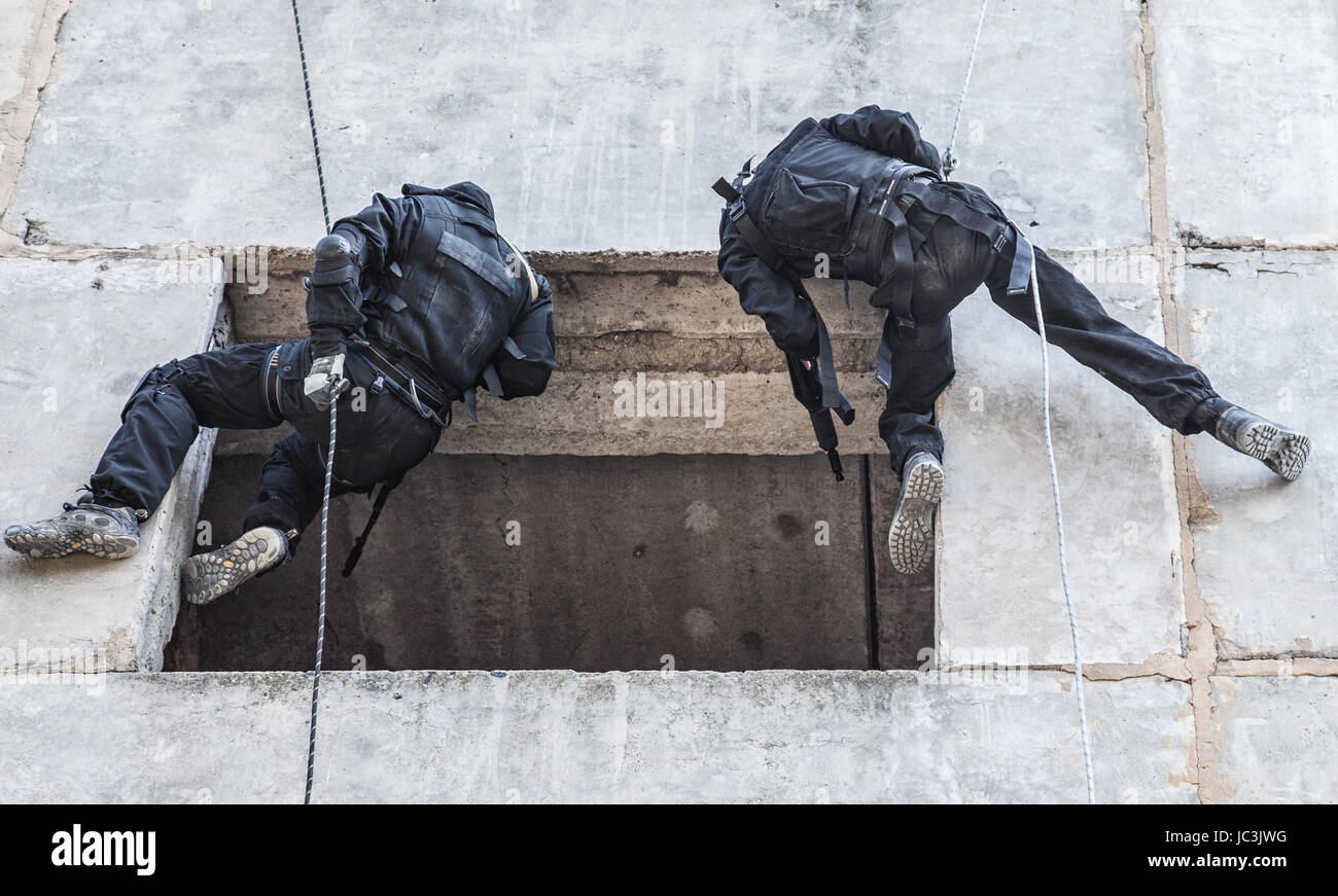 Spec ops soldier in face mask during rope exercises with weapons Stock ...