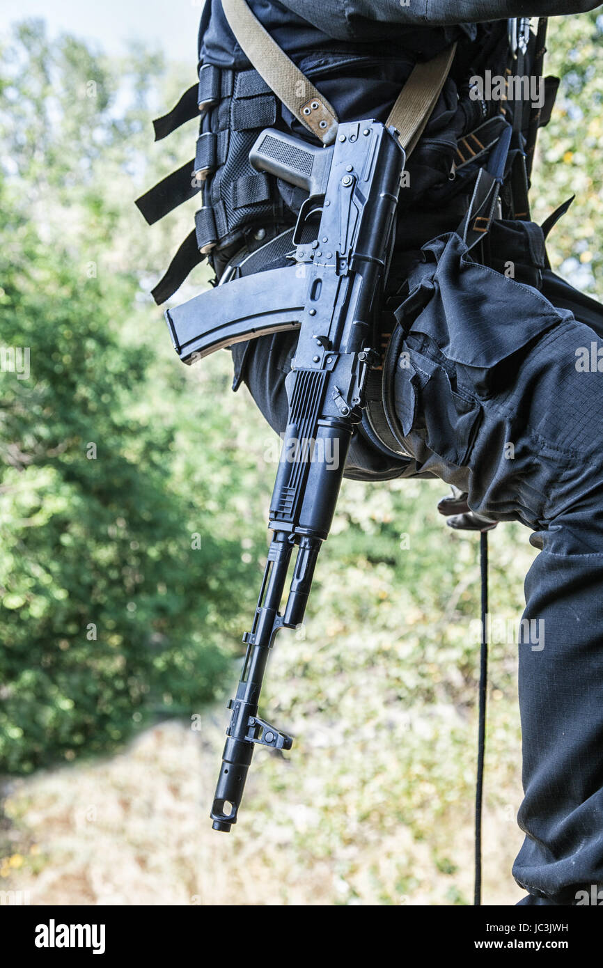 Spec ops soldier in face mask during rope exercises with weapons Stock ...