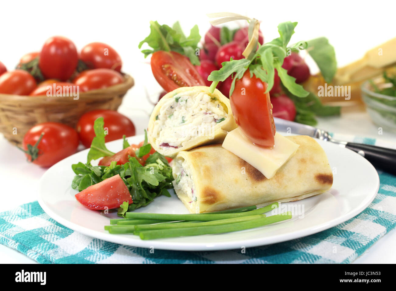 ein Crepe gefüllt mit Käse, Radieschen und Schnittlauch Stock Photo