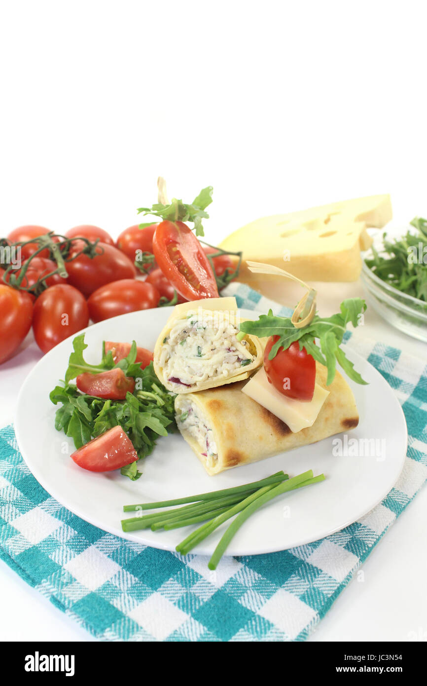 ein Crepe gefüllt mit Käse, Radieschen und Schnittlauch Stock Photo