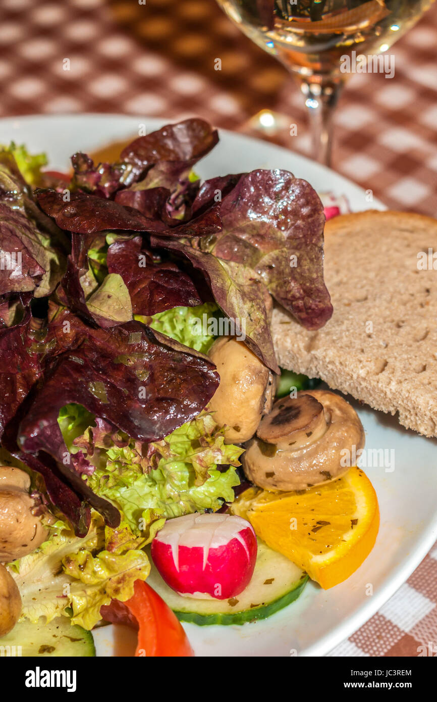 Gemischter Blattsalat mit Champignons, Brot und Weißwein Stock Photo