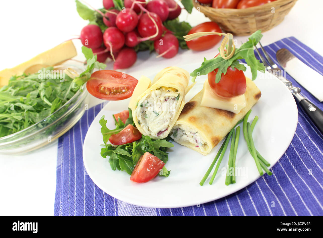 ein Crepe gefüllt mit Käse, Radieschen und Schnittlauch Stock Photo