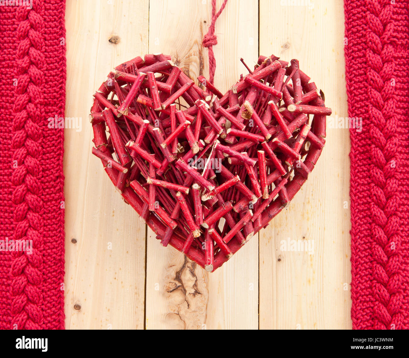 Rotes rustikales Herz auf Hintergrund aus Holz Stock Photo