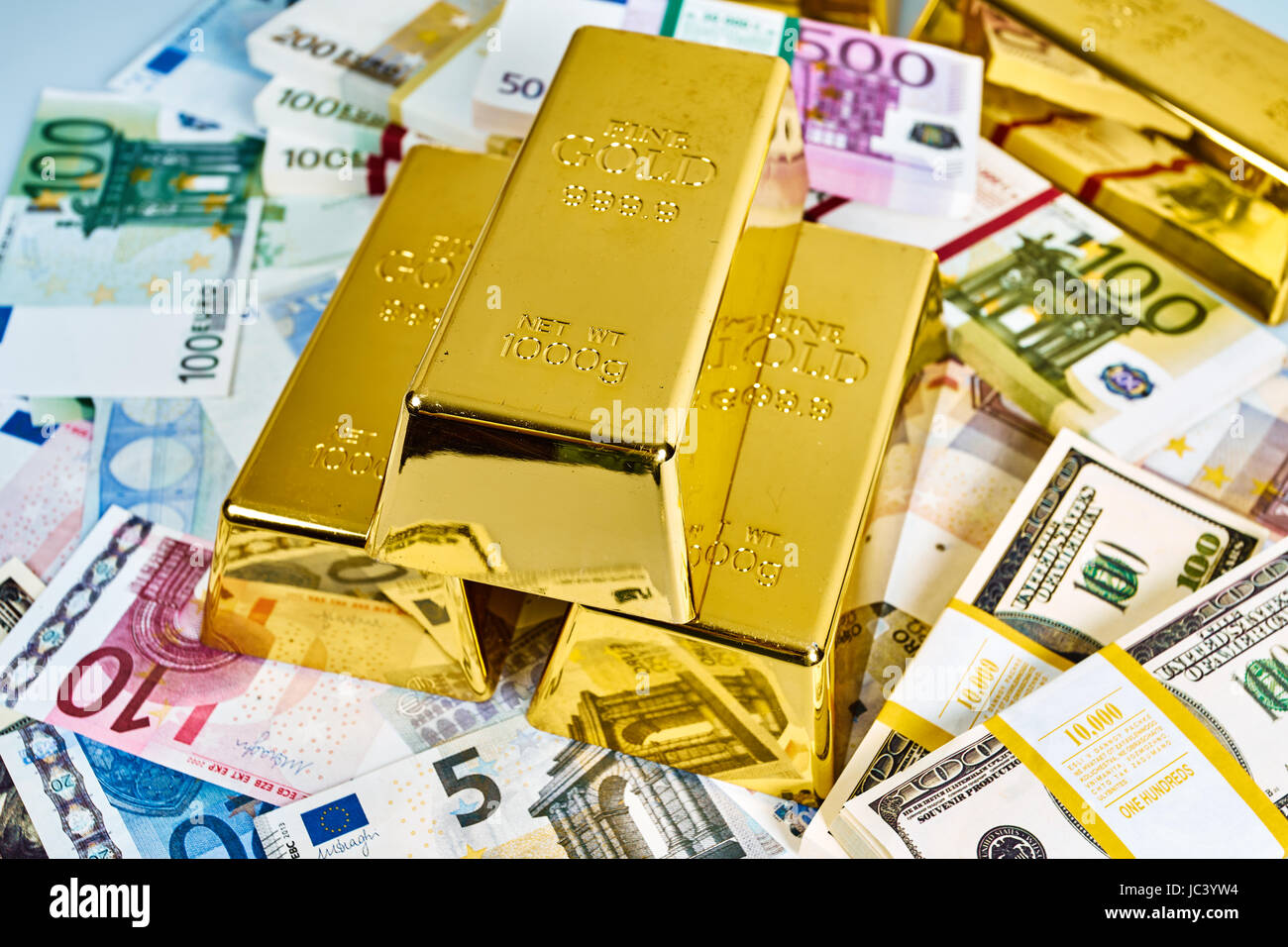 Золото евро доллар. Евро золото. Золото валюта. Золото и доллары. Золото доллары евро.