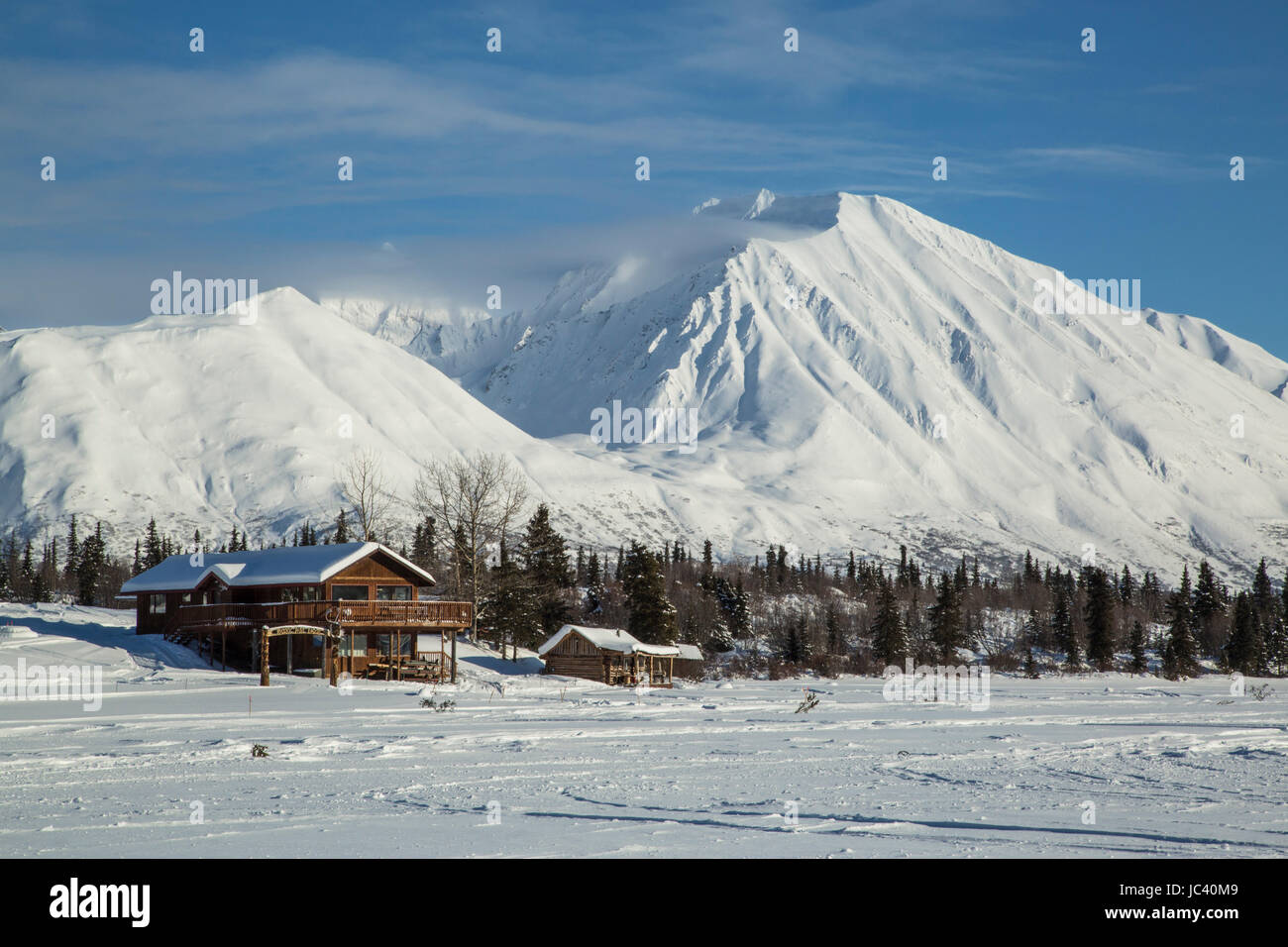 Log Cabin On Edge Lake Stock Photos Log Cabin On Edge Lake Stock