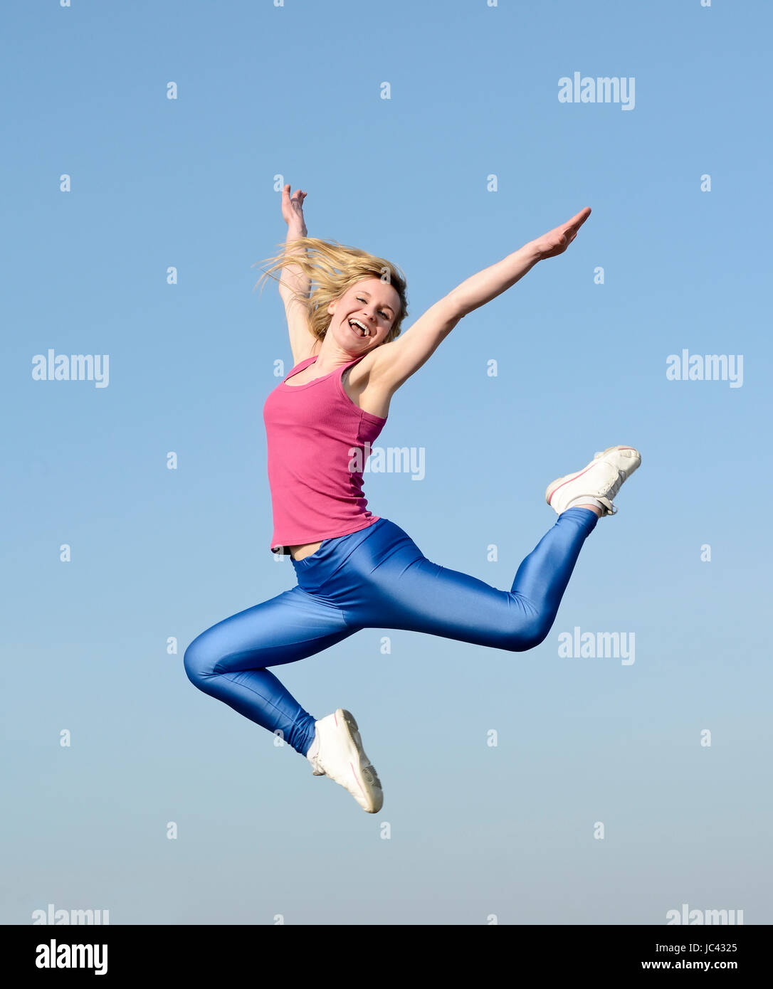 Frau macht Freudensprung Stock Photo