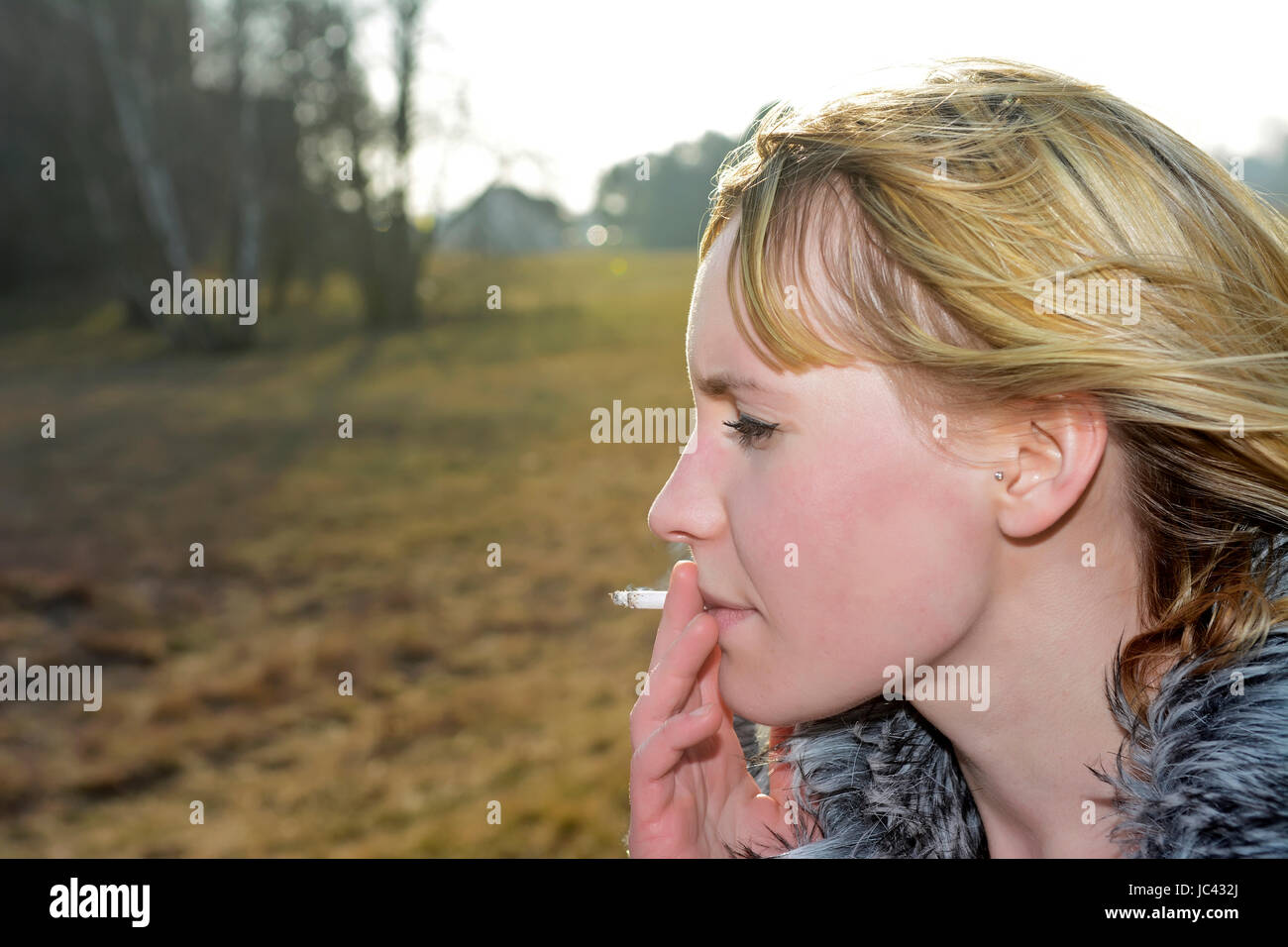 Frau raucht Zigarette Stock Photo