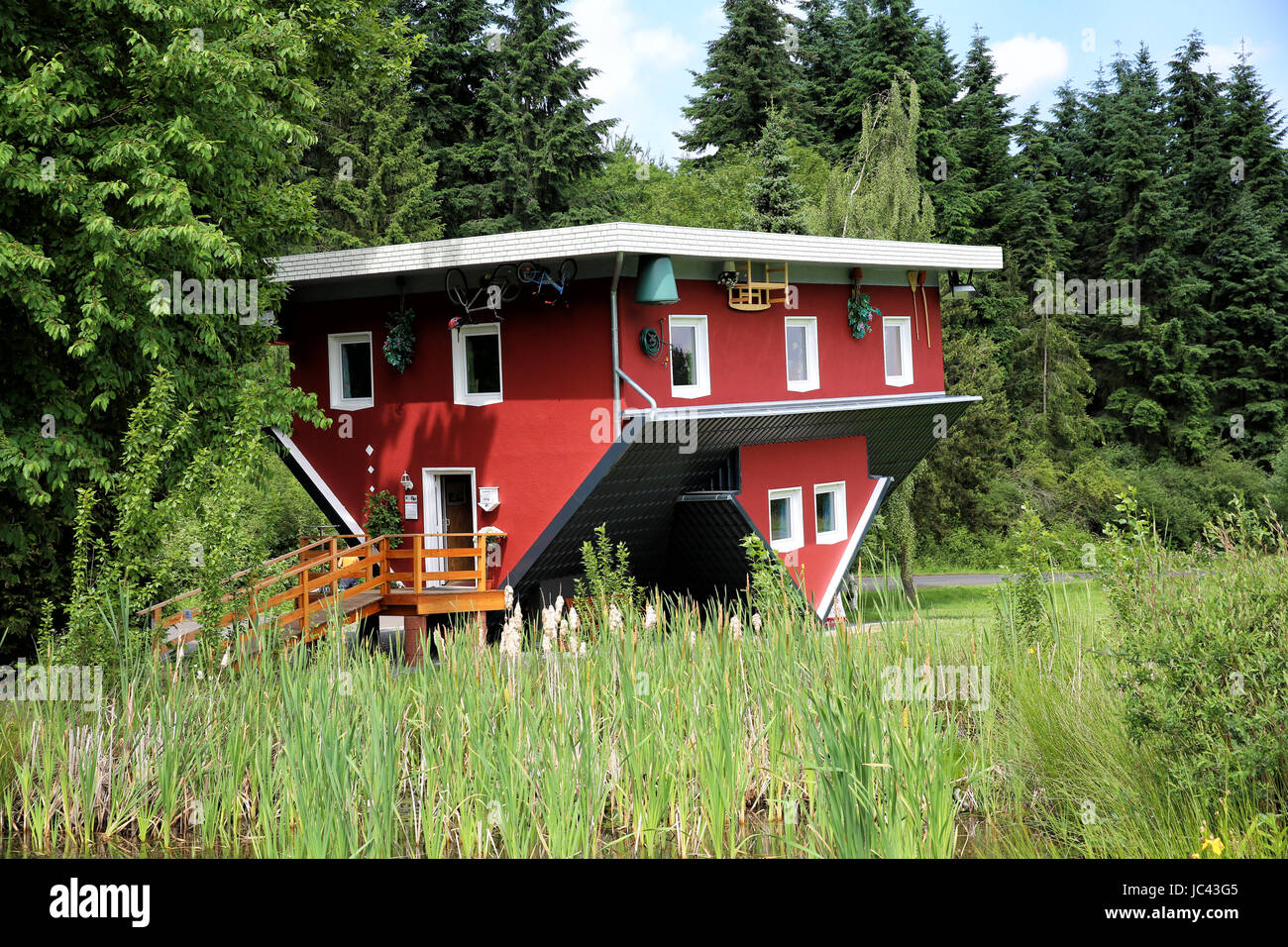 Verdrehtes Haus am Edersee Stock Photo