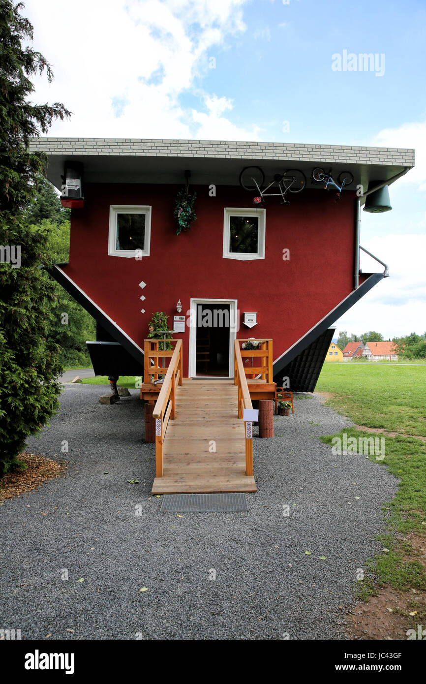 Verdrehtes Haus am Edersee Stock Photo