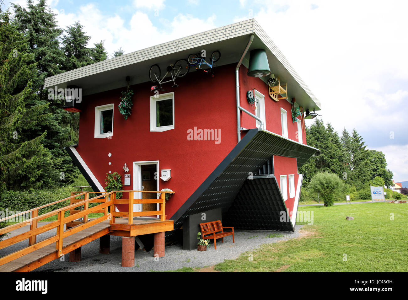 Verdrehtes Haus am Edersee Stock Photo