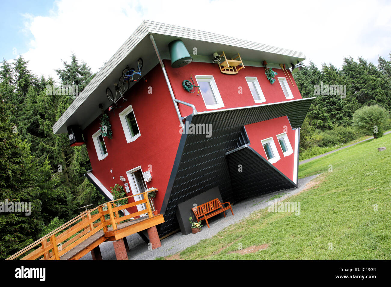 Verdrehtes Haus am Edersee Stock Photo