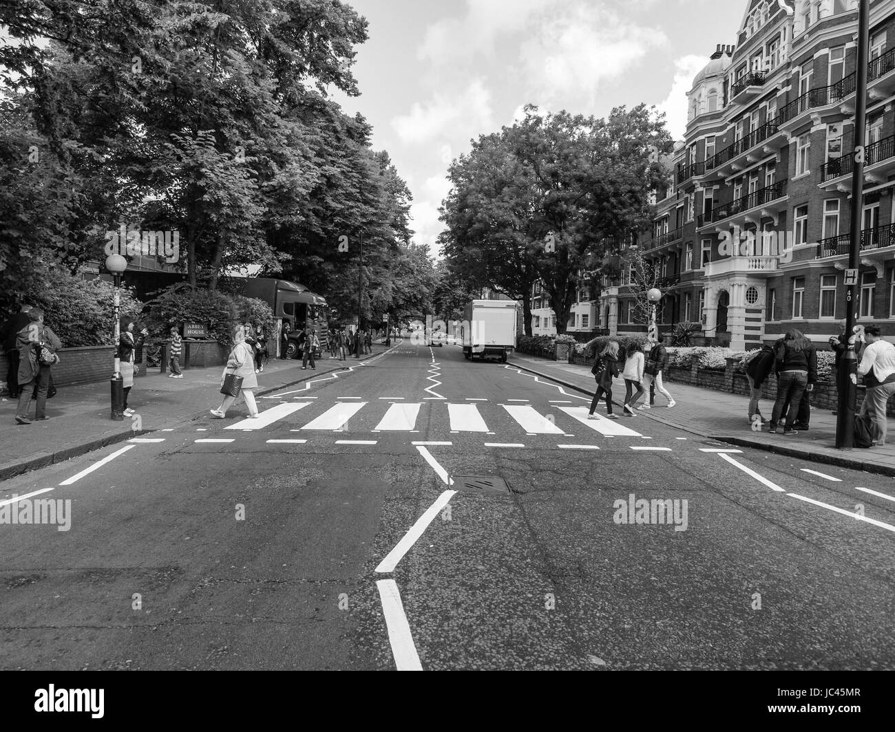 The beatles crossing abbey road Black and White Stock Photos & Images