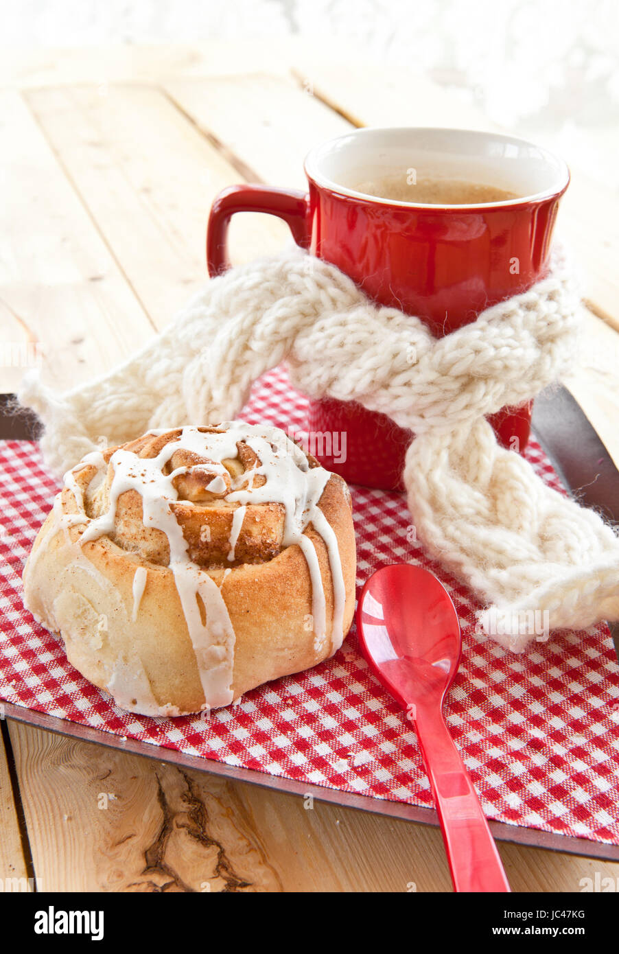 Frische schwedische Zimtschnecke und Kaffee fuer eine winterliche Kaffeepause Stock Photo