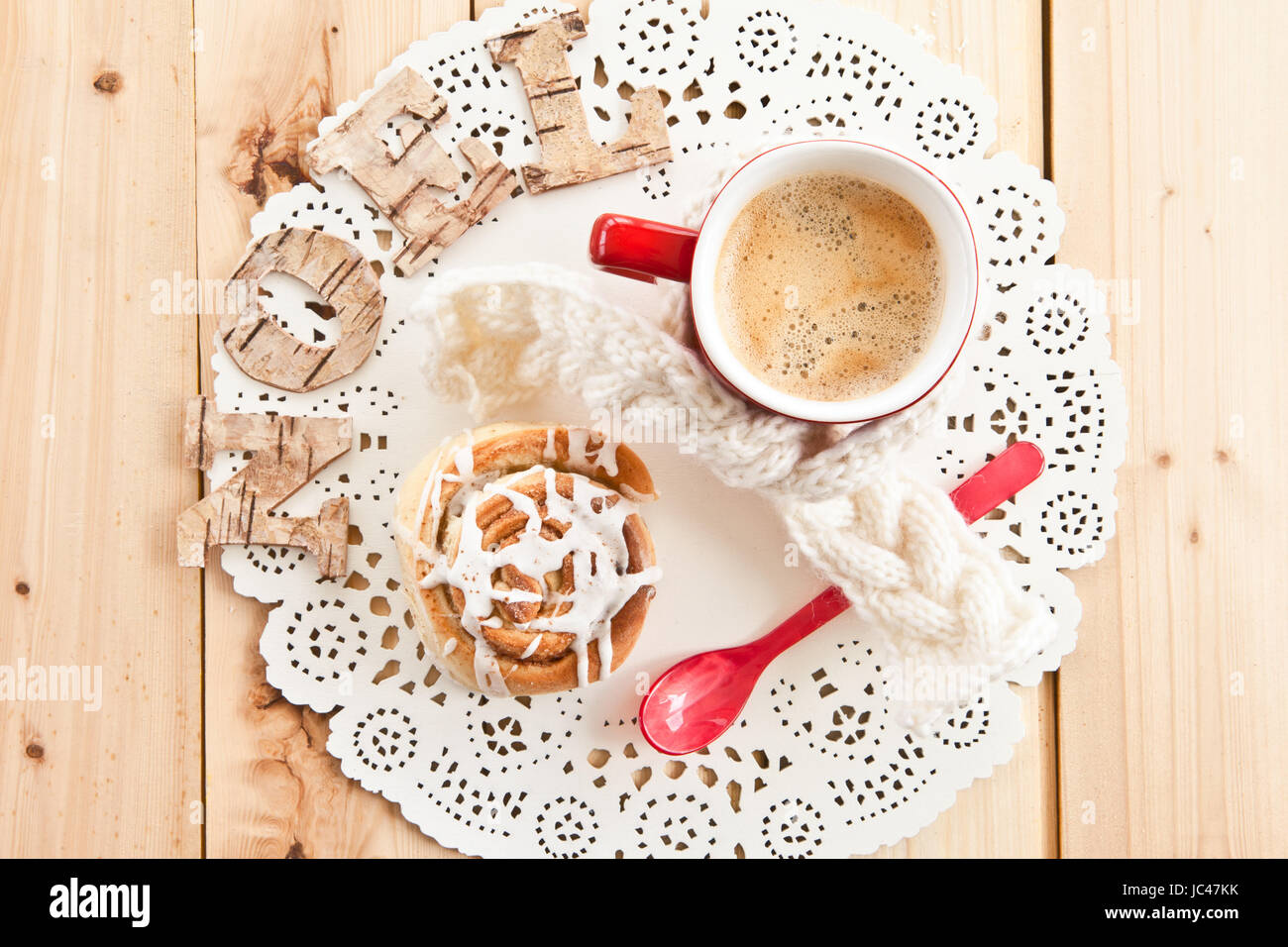 Frische schwedische Zimtschnecke und Kaffee fuer eine winterliche Kaffeepause Stock Photo