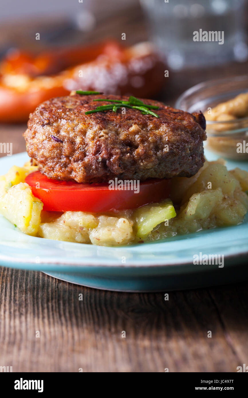 Bayerische fleischpflanzerl und kartoffelsalat hi-res stock photography ...