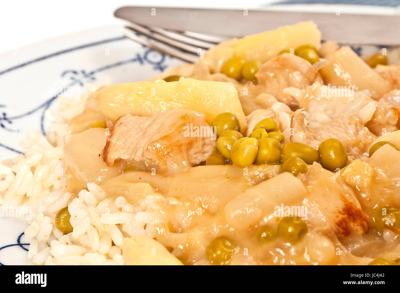 Hühnerfrikassee auf Butterreis mit Erbsen und Spargel Stock Photo - Alamy