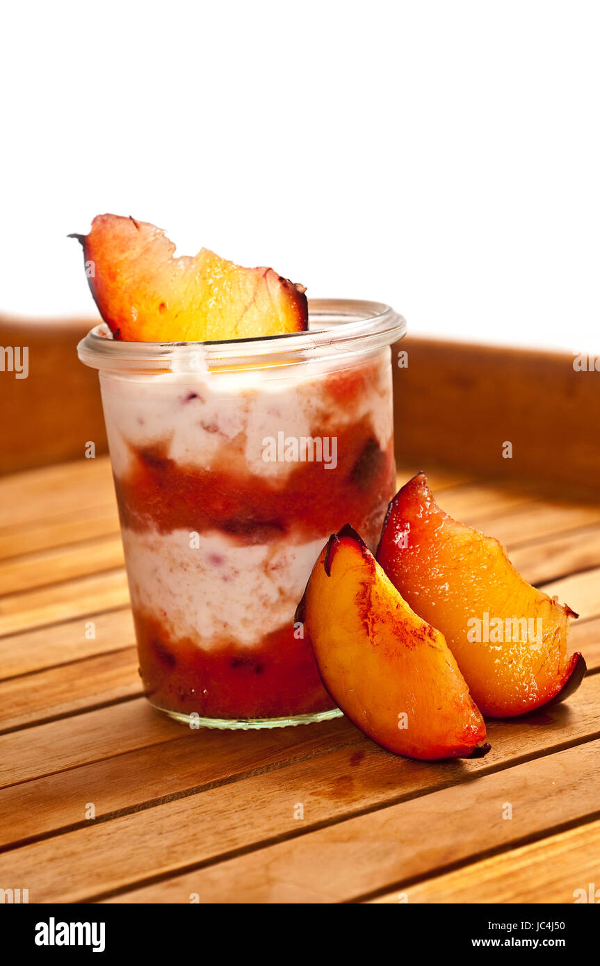 Quarkspeise mit Pflaumen im Glas angerichtet Stock Photo - Alamy