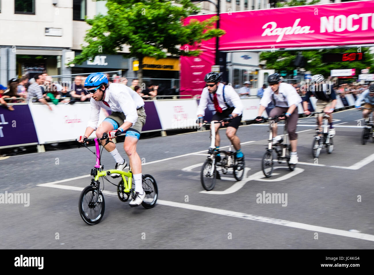 Racing on Brompton bikes at the 2017 London Rahpa Nocturne Criterium Race Stock Photo