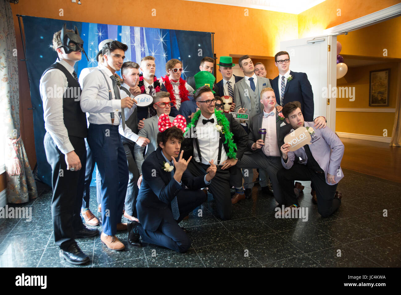 Group of teens posing hi-res stock photography and images - Alamy