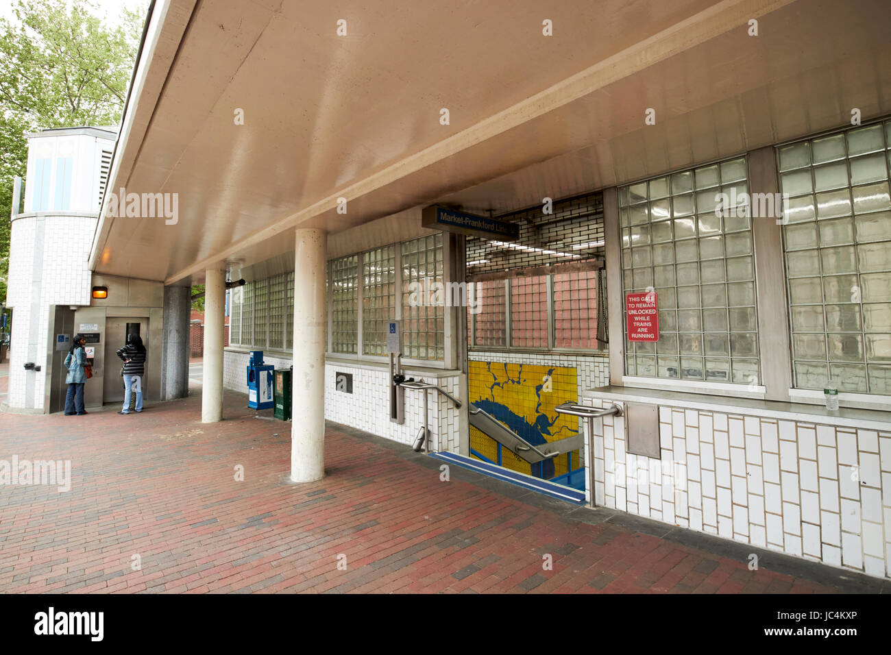 entrance to septa marketfrankford line 2nd street station market