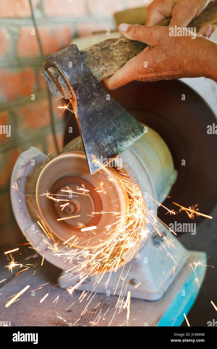 sharpening bench axe using a grinding 
