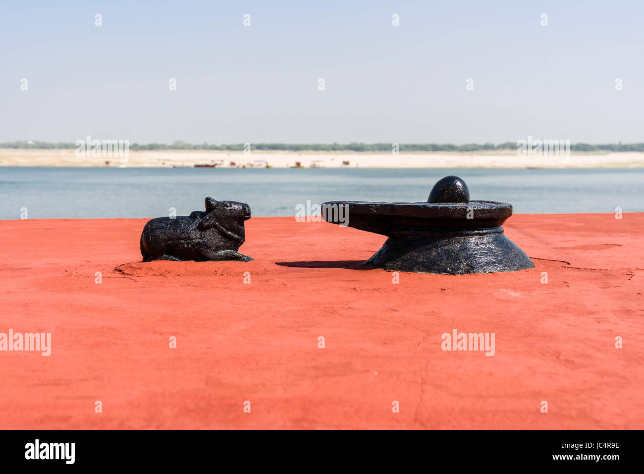 A little statue of Nandi and a Shiva Lingam are placed at the holy river Ganges at Dashashwamedh Ghat, Main Ghat, in the suburb Godowlia Stock Photo