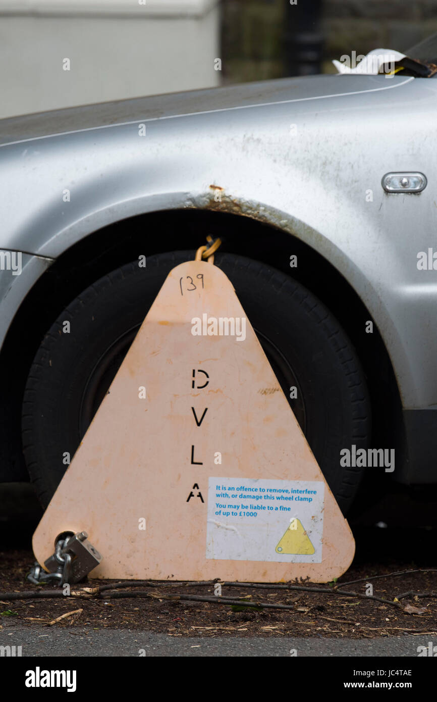 DVLA car clamp on a old car in Cardiff, Wales Stock Photo Alamy