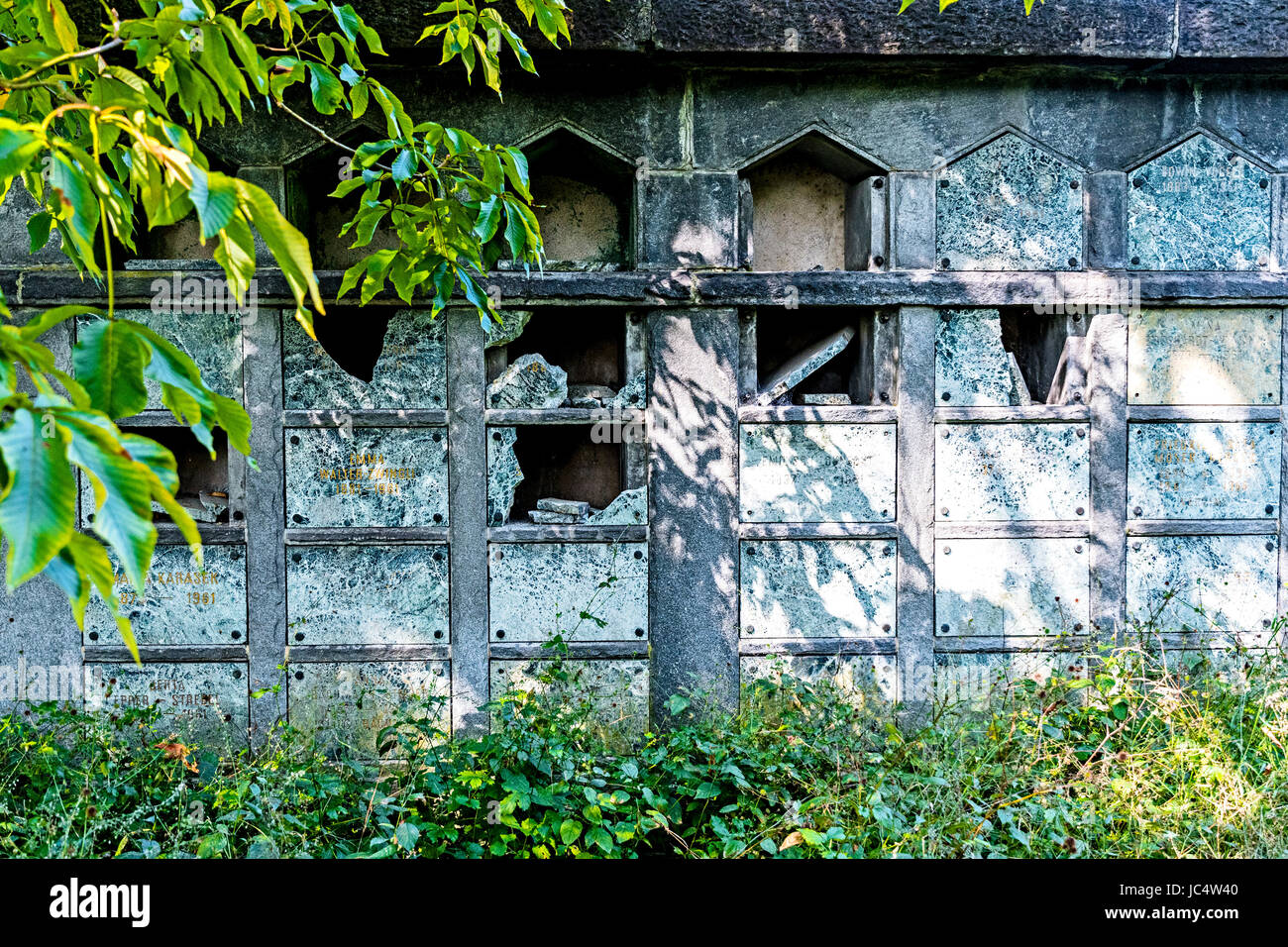 Verfallene und zerstörte Urnengräber eines Kolumbarium; derelict columbarium Stock Photo