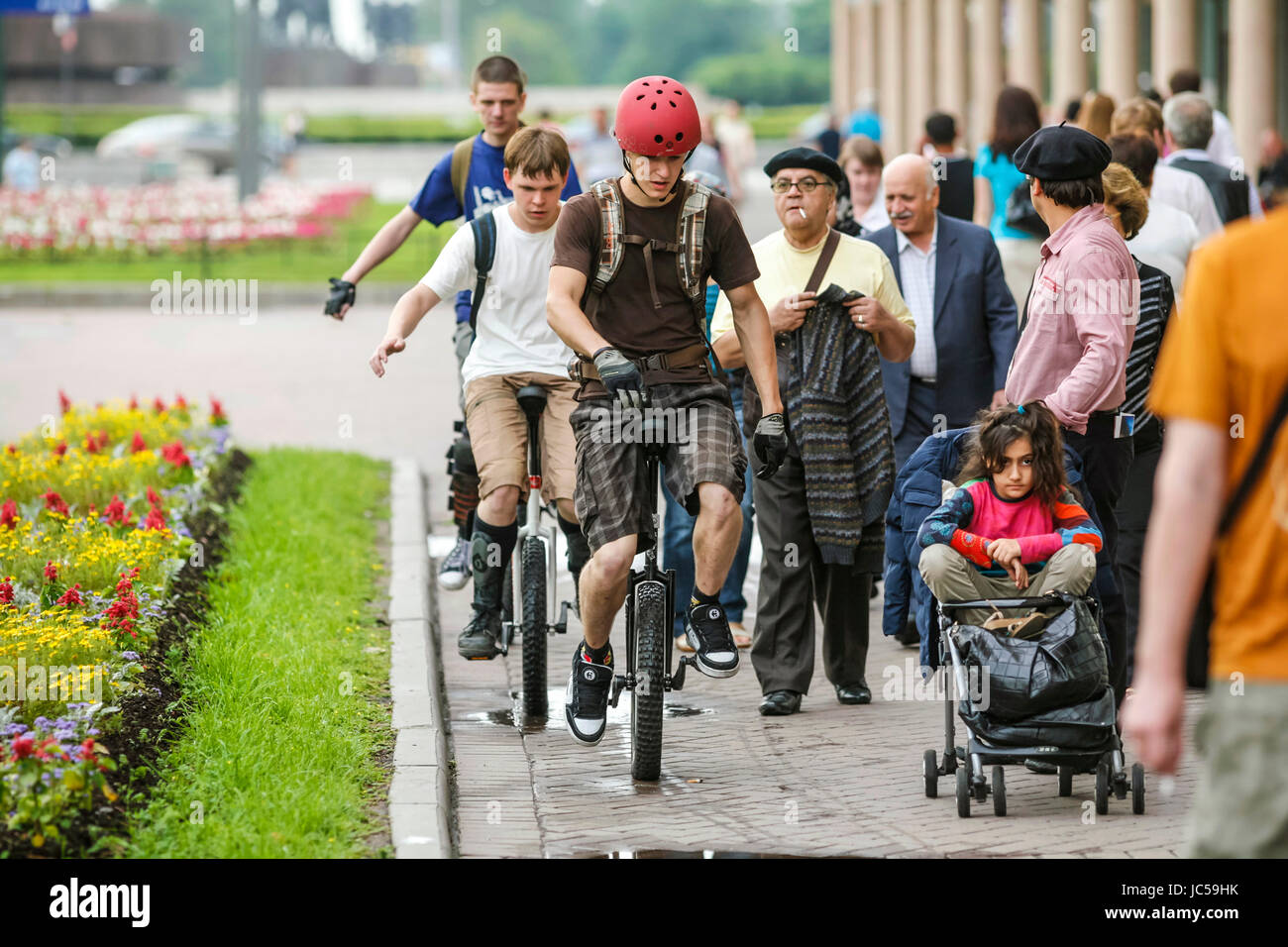Unicycle helmet hires stock photography and images Alamy
