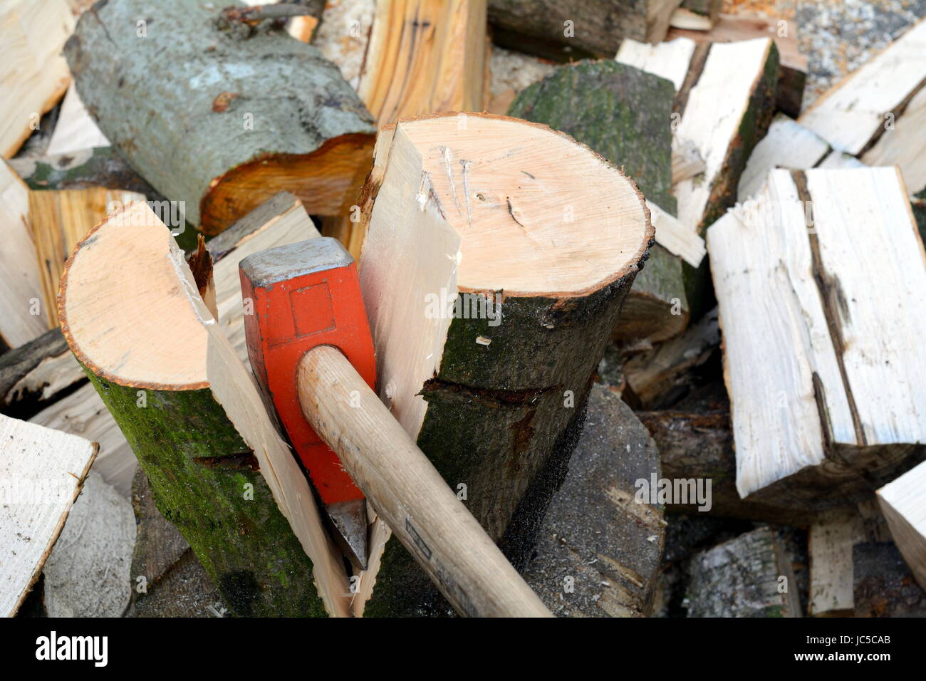brenholz chop with spalthammer Stock Photo