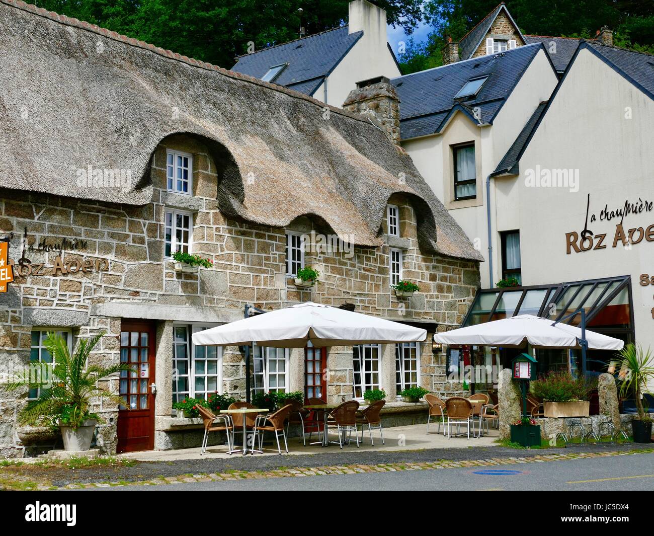 La Chaumière Roz Aven Hôtel, a charming hotel in a 16th century building with a thatched roof, Pont-Aven, Brittany, France. Stock Photo