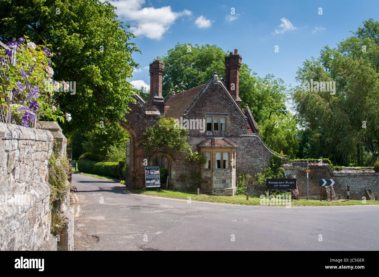 A large Gatehouse cottage in Penshurst, Kent, UK on the driveway to