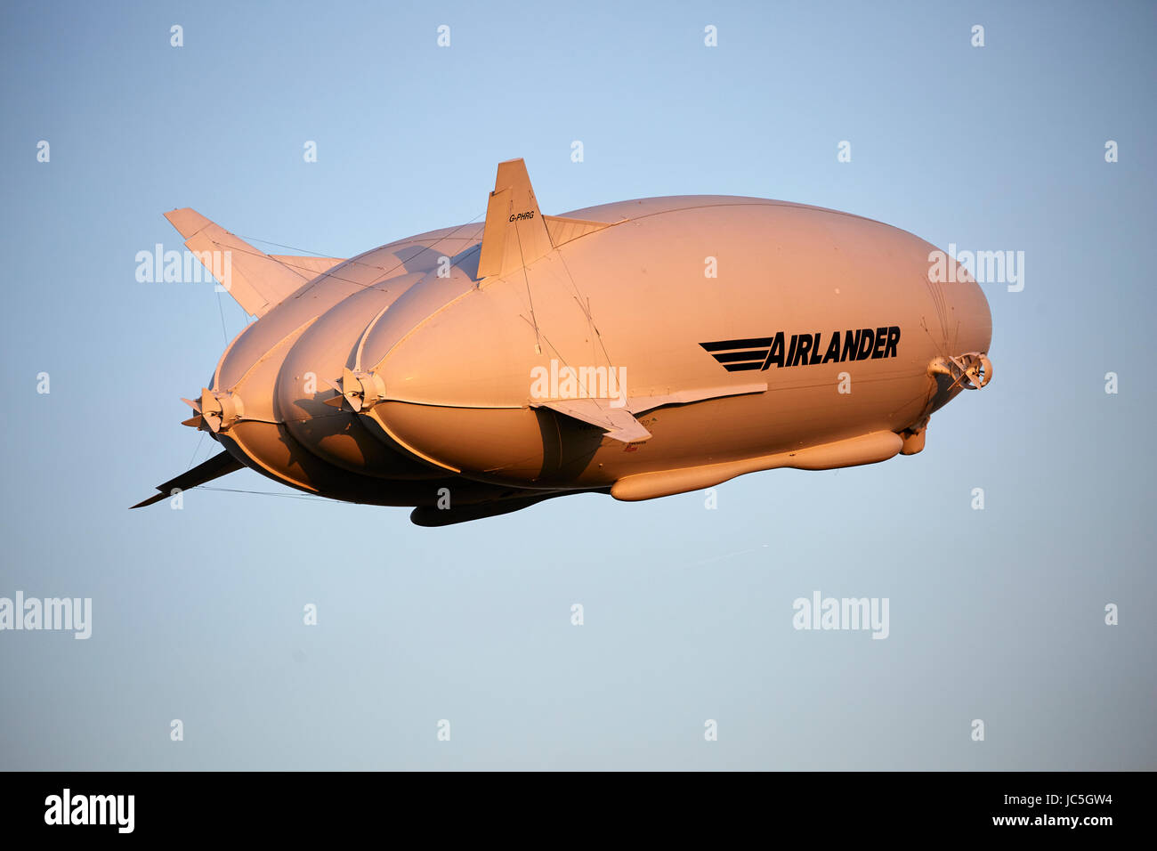 Airlander 10 hi-res stock photography and images - Alamy