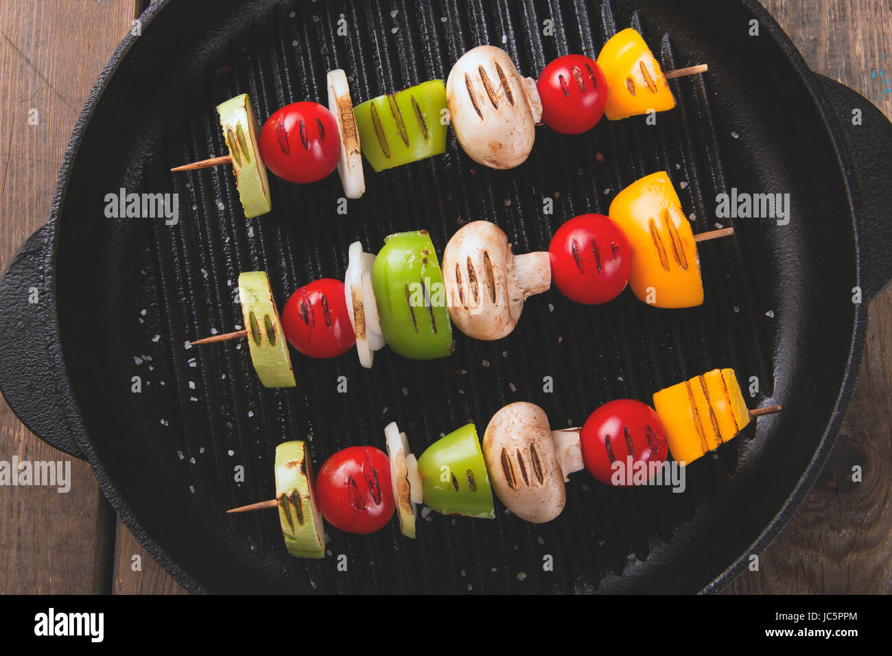 Fried chicken wings grill on grill pan Stock Photo Alamy