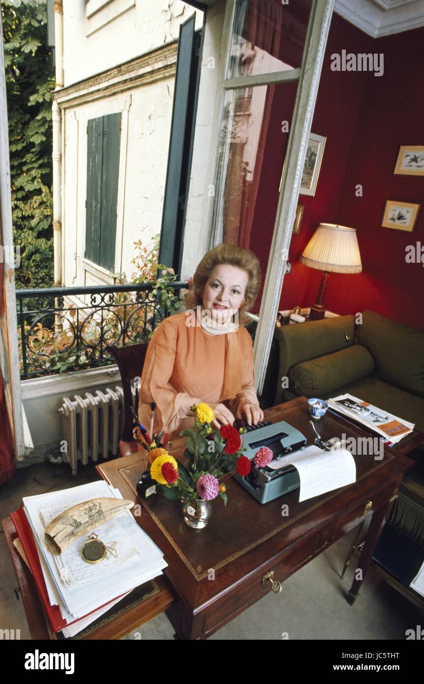 American actress Olivia de Havilland posing in her Paris apartment located 3 rue Bénouville in the 16th arrondissement.  c.1969 Photo Michael Holtz Stock Photo