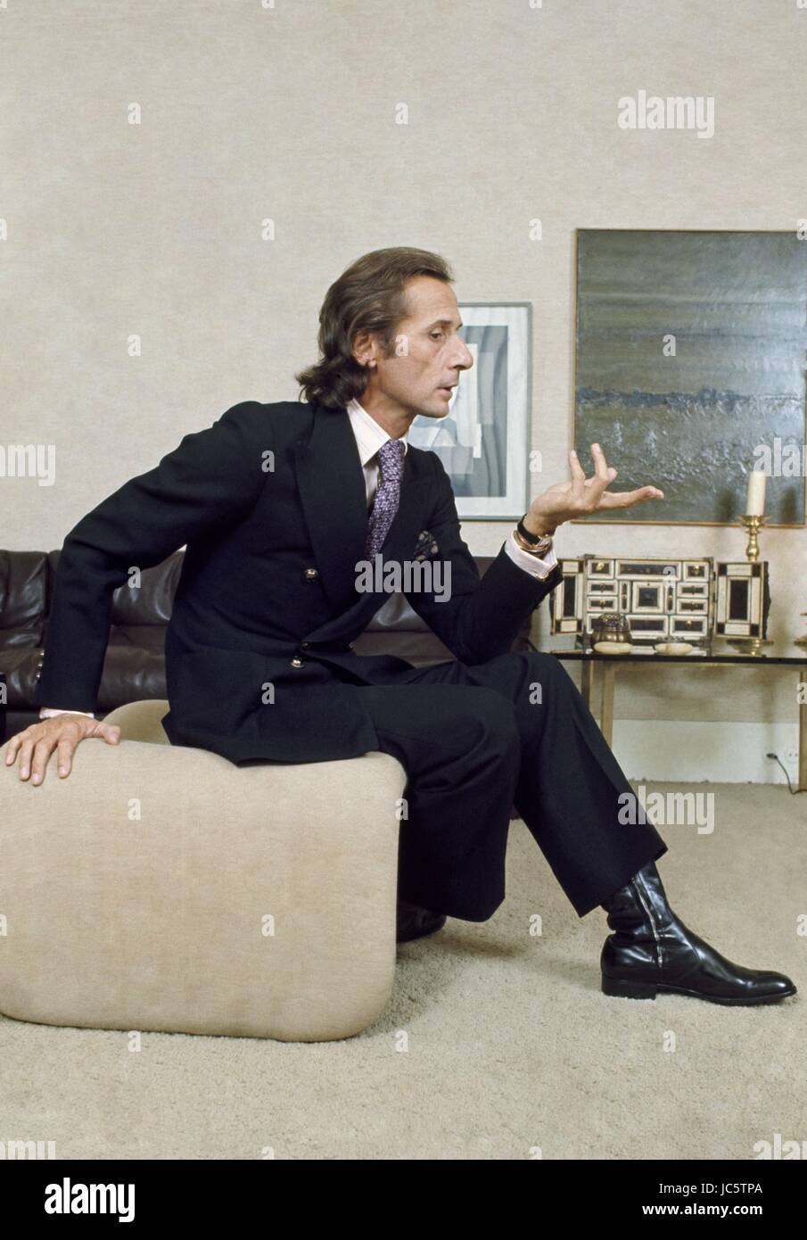 French fashion designer Marc Bohan posing in his Paris appartment, c.1972. Photo Michael Holtz Stock Photo