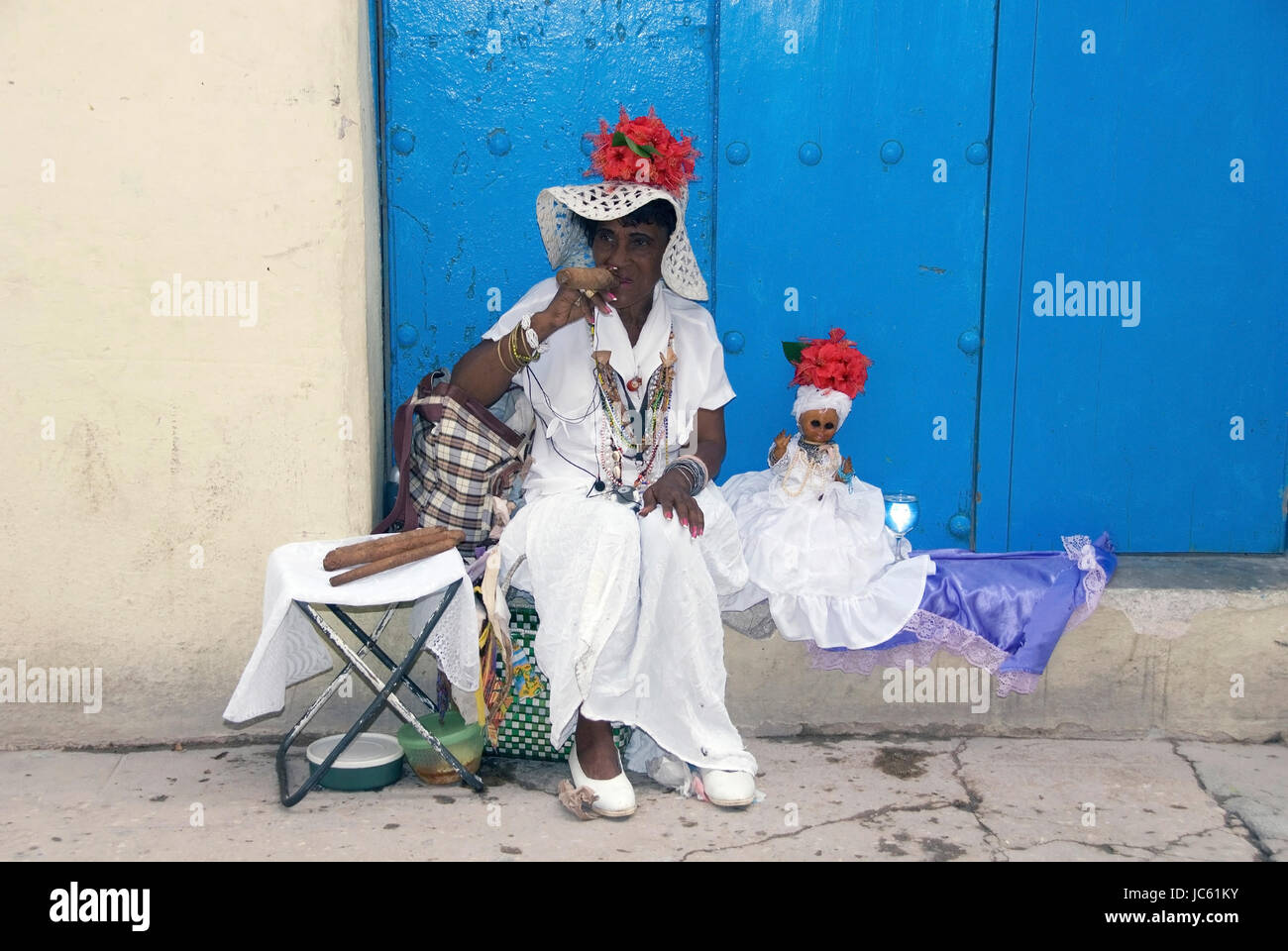 Cuba, the Caribbean, Havana, woman with cigar in the Old Town, Kuba, Karibik, Havanna, Frau mit Zigarre in der Altstadt Stock Photo