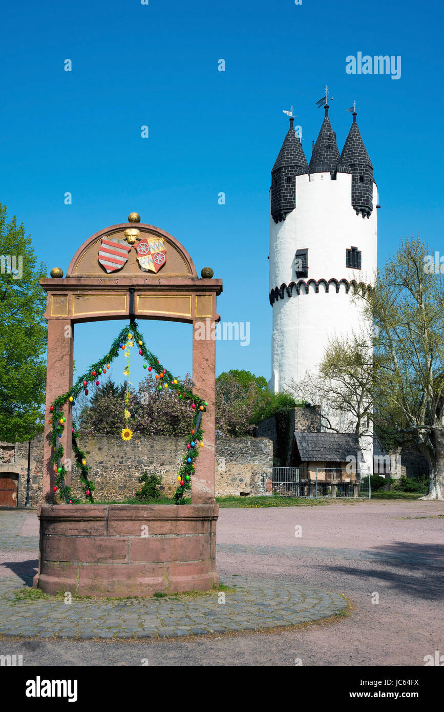 Fountain and Donjon, Castle stone home, museum of local history, stone home at the Main, Hanau, Hessian, Germany. and donjon, castle Stone home, Home  Stock Photo